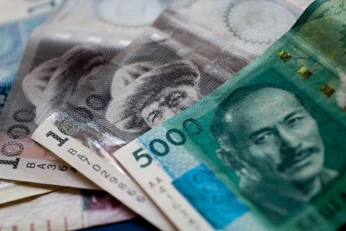 Решение об изменении дизайна купюр номиналом 200, 500 и 1 000 сомов принял Национальный банк КР.